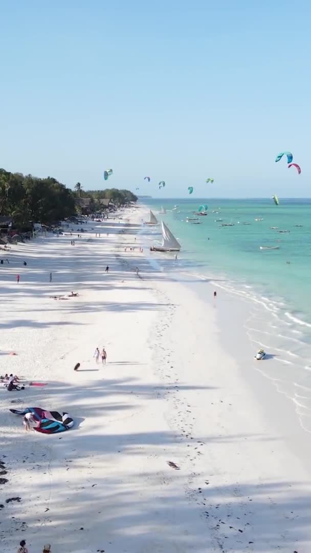 Video kitesurf vertical cerca de la orilla de Zanzíbar, Tanzania, vista aérea — Vídeos de Stock