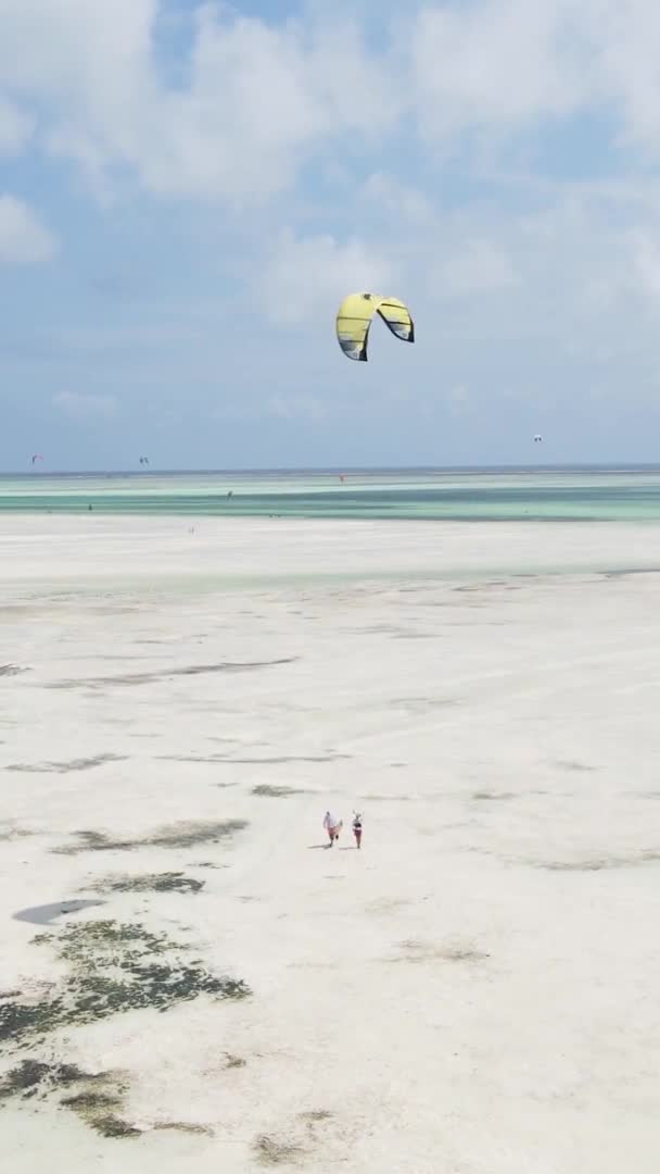 Vertikal video kitesurfing nära stranden av Zanzibar, Tanzania, antenn vy — Stockvideo