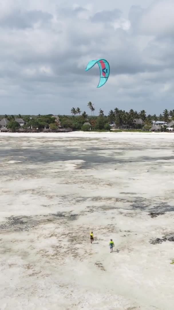 Video kitesurf vertical cerca de la orilla de Zanzíbar, Tanzania, vista aérea — Vídeos de Stock