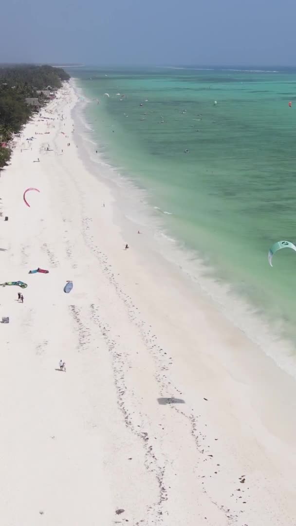 Vertikální video kitesurfing u břehu Zanzibaru, Tanzanie, letecký pohled — Stock video