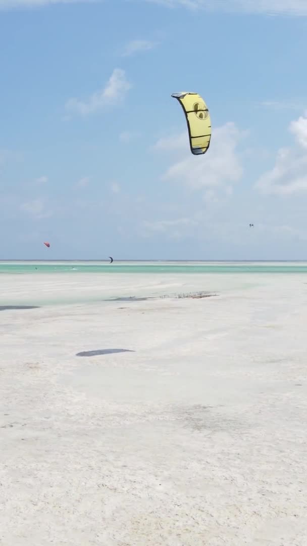 Lodret video kitesurfing nær bredden af Zanzibar, Tanzania, luftudsigt – Stock-video
