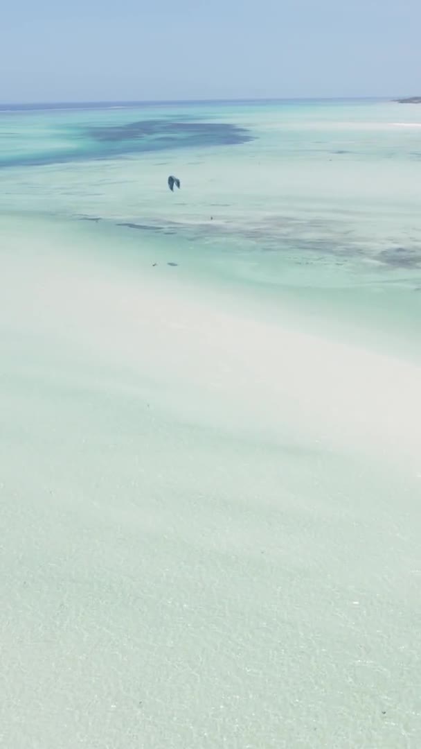Vidéo verticale de kitesurf près du rivage de Zanzibar, Tanzanie, vue aérienne — Video