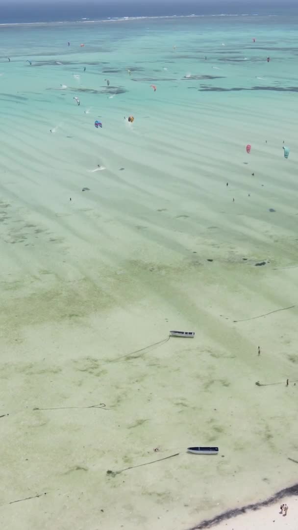 Vertikální video kitesurfing u břehu Zanzibaru, Tanzanie, letecký pohled — Stock video