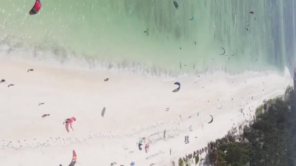 Vertikal video kitesurfing nära stranden av Zanzibar, Tanzania, antenn vy — Stockvideo