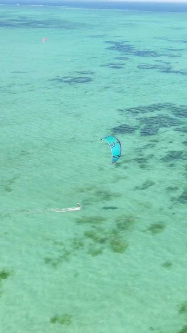 Verticale video kitesurfen bij de kust van Zanzibar, Tanzania, luchtfoto — Stockvideo