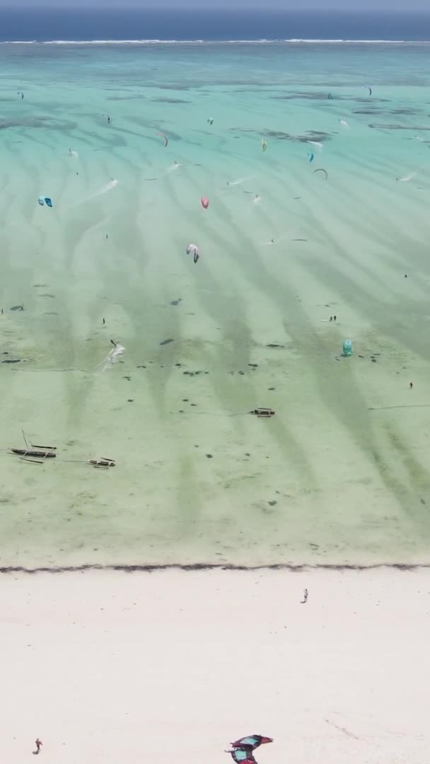 Vertikální video kitesurfing u břehu Zanzibaru, Tanzanie, letecký pohled — Stock video