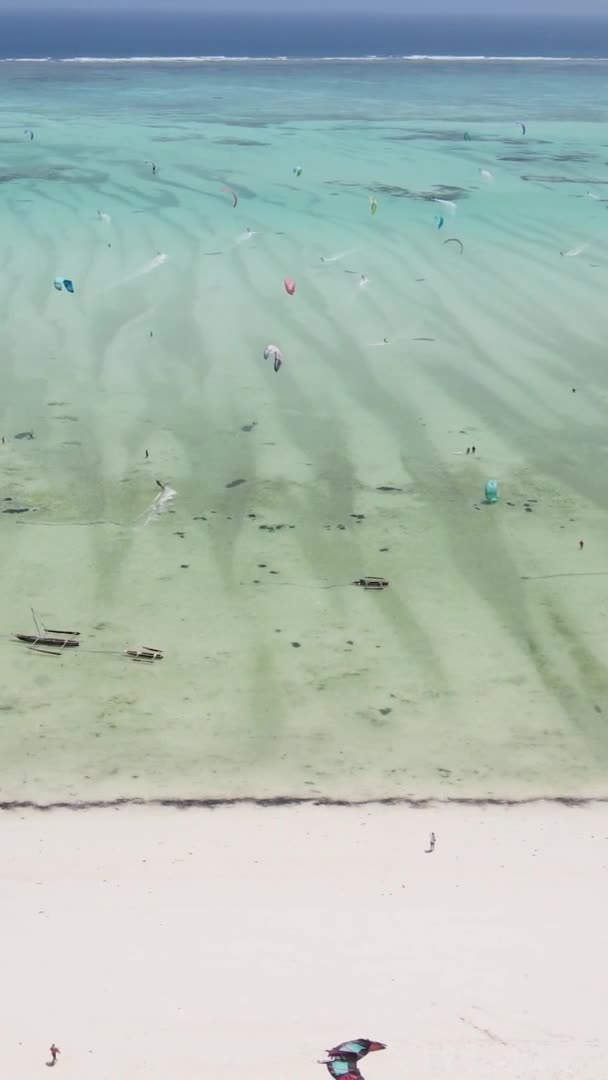 Kitesurf de vídeo vertical perto da costa de Zanzibar, na Tanzânia, vista aérea — Vídeo de Stock