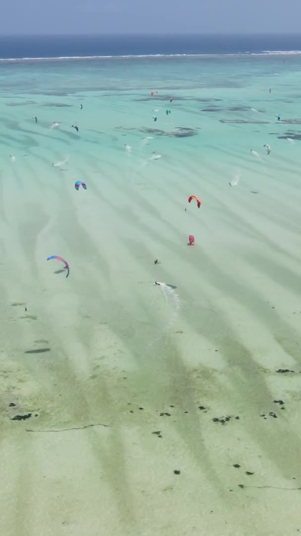 Kitesurf de vídeo vertical perto da costa de Zanzibar, na Tanzânia, vista aérea — Vídeo de Stock