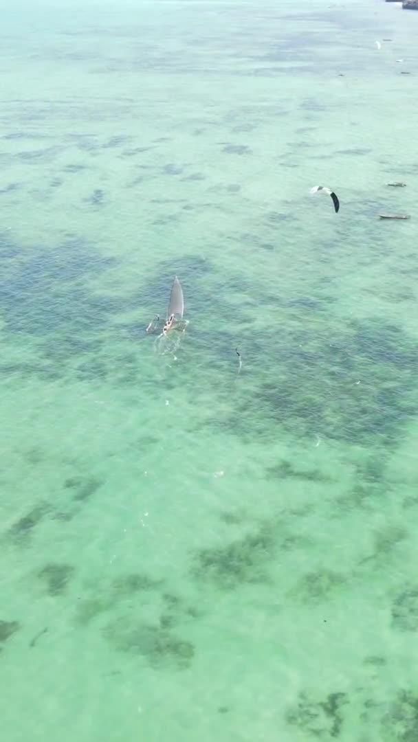 Függőleges videó kitesurfing közelében partján Zanzibar, Tanzánia, légi felvétel — Stock videók