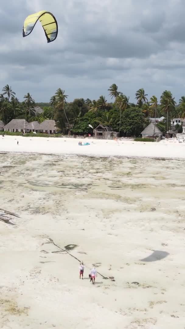 Függőleges videó kitesurfing közelében partján Zanzibar, Tanzánia, légi felvétel — Stock videók