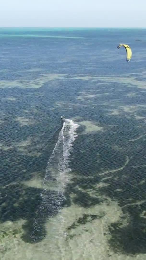 Kitesurf de vídeo vertical perto da costa de Zanzibar, na Tanzânia, vista aérea — Vídeo de Stock