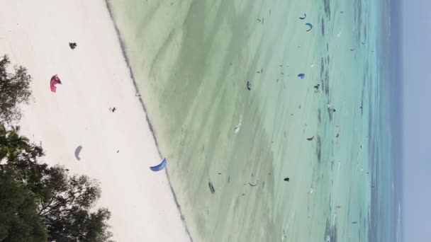 坦桑尼亚桑给巴尔海岸附近的垂直视频风筝冲浪，空中观看 — 图库视频影像
