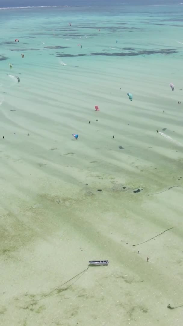Вертикальное видео кайтсерфинг у берега Занзибара, Танзания, вид с воздуха — стоковое видео