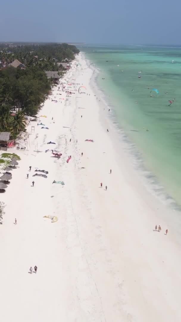 Függőleges videó kitesurfing közelében partján Zanzibar, Tanzánia, légi felvétel — Stock videók