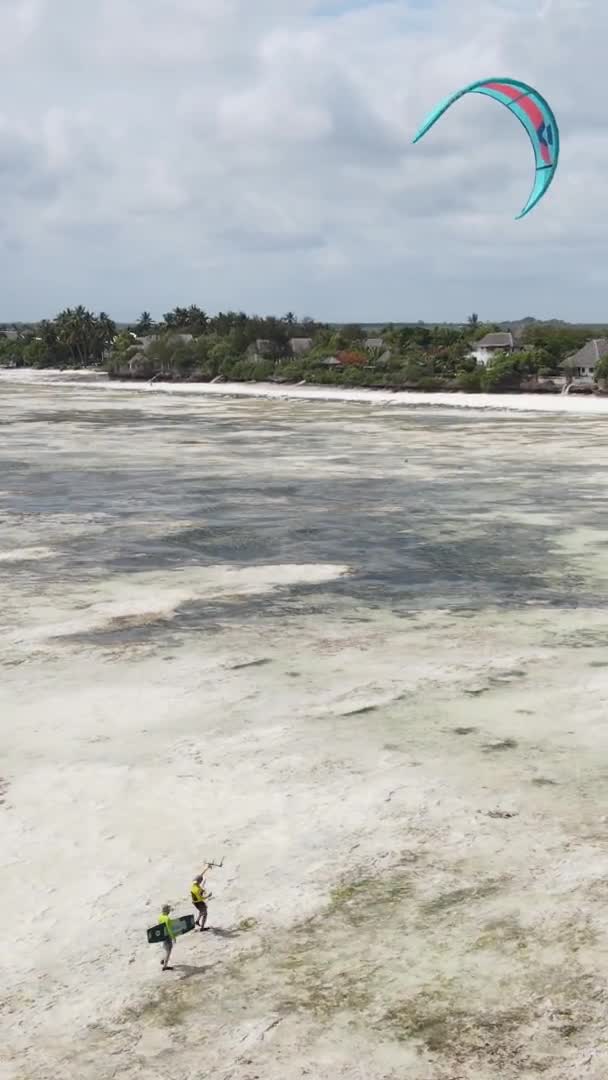 Verticale video kitesurfen bij de kust van Zanzibar, Tanzania, luchtfoto — Stockvideo