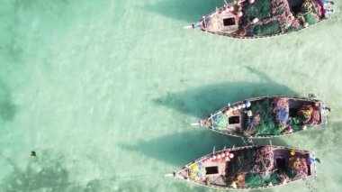 Zanzibar, Tanzanya kıyısı yakınlarındaki okyanusta dikey video tekneleri.