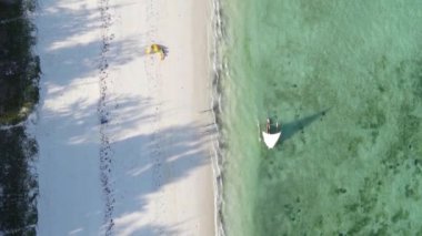 Zanzibar, Tanzanya kıyısı yakınlarındaki okyanusta dikey video tekneleri.