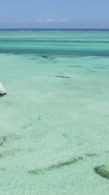 Zanzibar, Tanzanya kıyısı yakınlarındaki okyanusta dikey video tekneleri.