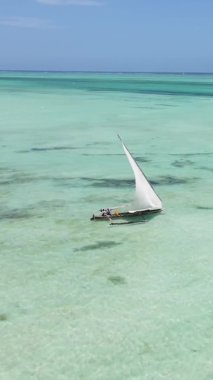 Zanzibar, Tanzanya kıyısı yakınlarındaki okyanusta dikey video tekneleri.
