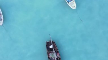 Zanzibar, Tanzanya kıyısı yakınlarındaki okyanusta dikey video tekneleri.