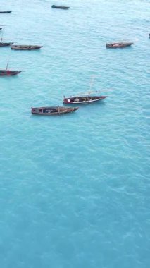 Zanzibar, Tanzanya kıyısı yakınlarındaki okyanusta dikey video tekneleri.