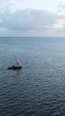 Zanzibar, Tanzanya kıyısı yakınlarındaki okyanusta dikey video tekneleri.