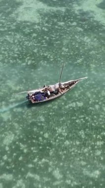 Zanzibar, Tanzanya kıyısı yakınlarındaki okyanusta dikey video tekneleri.