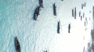 Zanzibar, Tanzanya kıyısı yakınlarındaki okyanusta dikey video tekneleri.