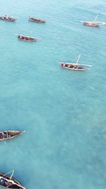 Zanzibar, Tanzanya kıyısı yakınlarındaki okyanusta dikey video tekneleri.