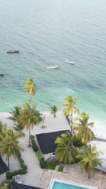 Zanzibar, Tanzanya kıyısı yakınlarındaki okyanusta dikey video tekneleri.