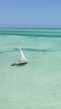 Zanzibar, Tanzanya kıyısı yakınlarındaki okyanusta dikey video tekneleri.