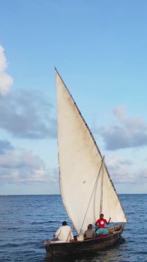 Zanzibar, Tanzanya kıyısı yakınlarındaki okyanusta dikey video tekneleri.