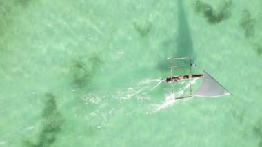 Zanzibar, Tanzanya kıyısı yakınlarındaki okyanusta dikey video tekneleri.
