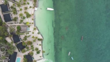 Zanzibar, Tanzanya kıyısı yakınlarındaki okyanusta dikey video tekneleri.