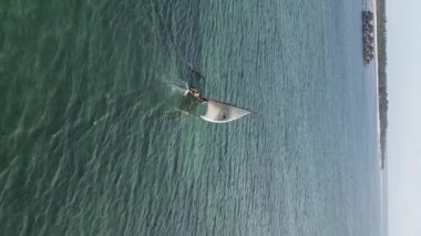 Zanzibar, Tanzanya kıyısı yakınlarındaki okyanusta dikey video tekneleri.