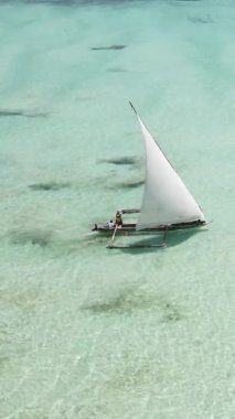 Zanzibar, Tanzanya kıyısı yakınlarındaki okyanusta dikey video tekneleri.