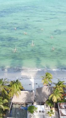 Zanzibar, Tanzanya kıyısı yakınlarındaki okyanusta dikey video tekneleri.