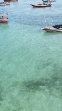Zanzibar, Tanzanya kıyısı yakınlarındaki okyanusta dikey video tekneleri.