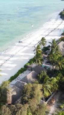 Zanzibar, Tanzanya kıyısı yakınlarındaki okyanusta dikey video tekneleri.