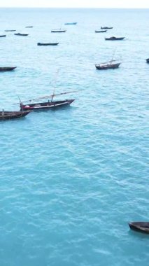 Zanzibar, Tanzanya kıyısı yakınlarındaki okyanusta dikey video tekneleri.