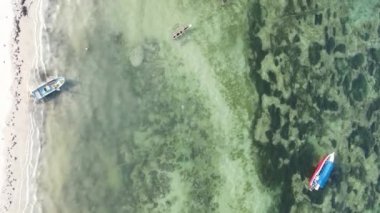 Zanzibar, Tanzanya kıyısı yakınlarındaki okyanusta dikey video tekneleri.