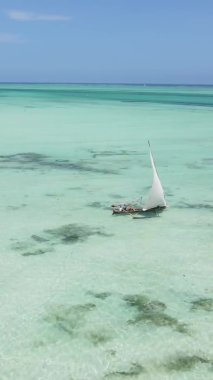 Zanzibar, Tanzanya kıyısı yakınlarındaki okyanusta dikey video tekneleri.