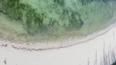 Zanzibar, Tanzanya kıyısı yakınlarındaki okyanusta dikey video tekneleri.