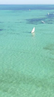 Zanzibar, Tanzanya kıyısı yakınlarındaki okyanusta dikey video tekneleri.