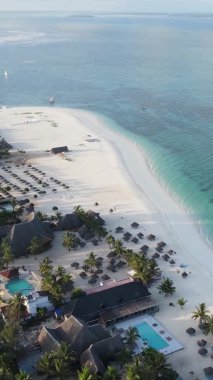 Zanzibar, Tanzanya kıyısı yakınlarındaki okyanusta dikey video tekneleri.