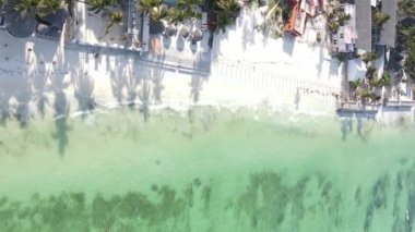 Zanzibar, Tanzanya kıyısı yakınlarındaki okyanusta dikey video tekneleri.
