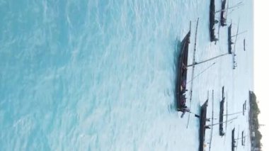 Zanzibar, Tanzanya kıyısı yakınlarındaki okyanusta dikey video tekneleri.