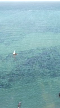 Zanzibar, Tanzanya kıyısı yakınlarındaki okyanusta dikey video tekneleri.