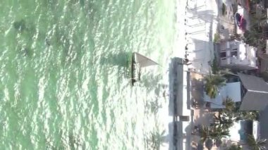 Zanzibar, Tanzanya kıyısı yakınlarındaki okyanusta dikey video tekneleri.