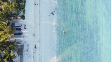 Zanzibar, Tanzanya kıyısı yakınlarındaki okyanusta dikey video tekneleri.